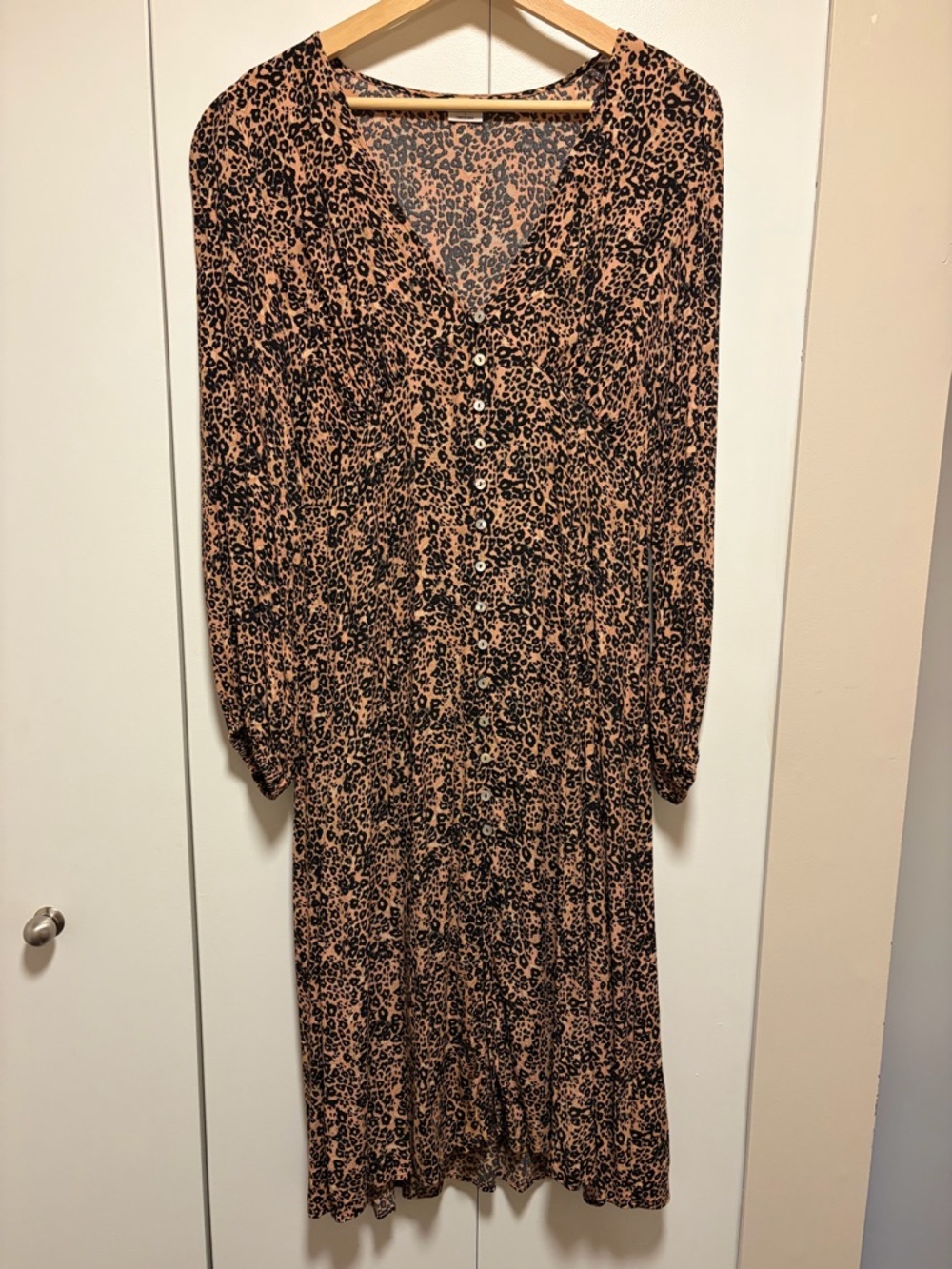 Aritzia Wilfred New Gallery Leopard Print Button-Front Midi Dress - Picture 3 of 6